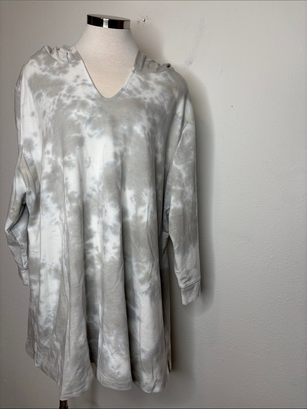 Belle Beach by Kim Gravel Gray and White Tie-Dye V-Neck Hoodie Tunic